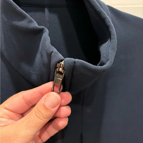 Lululemon men"s Sojourn Jacket
True Navy (First Release) - Picture 7 of 10
